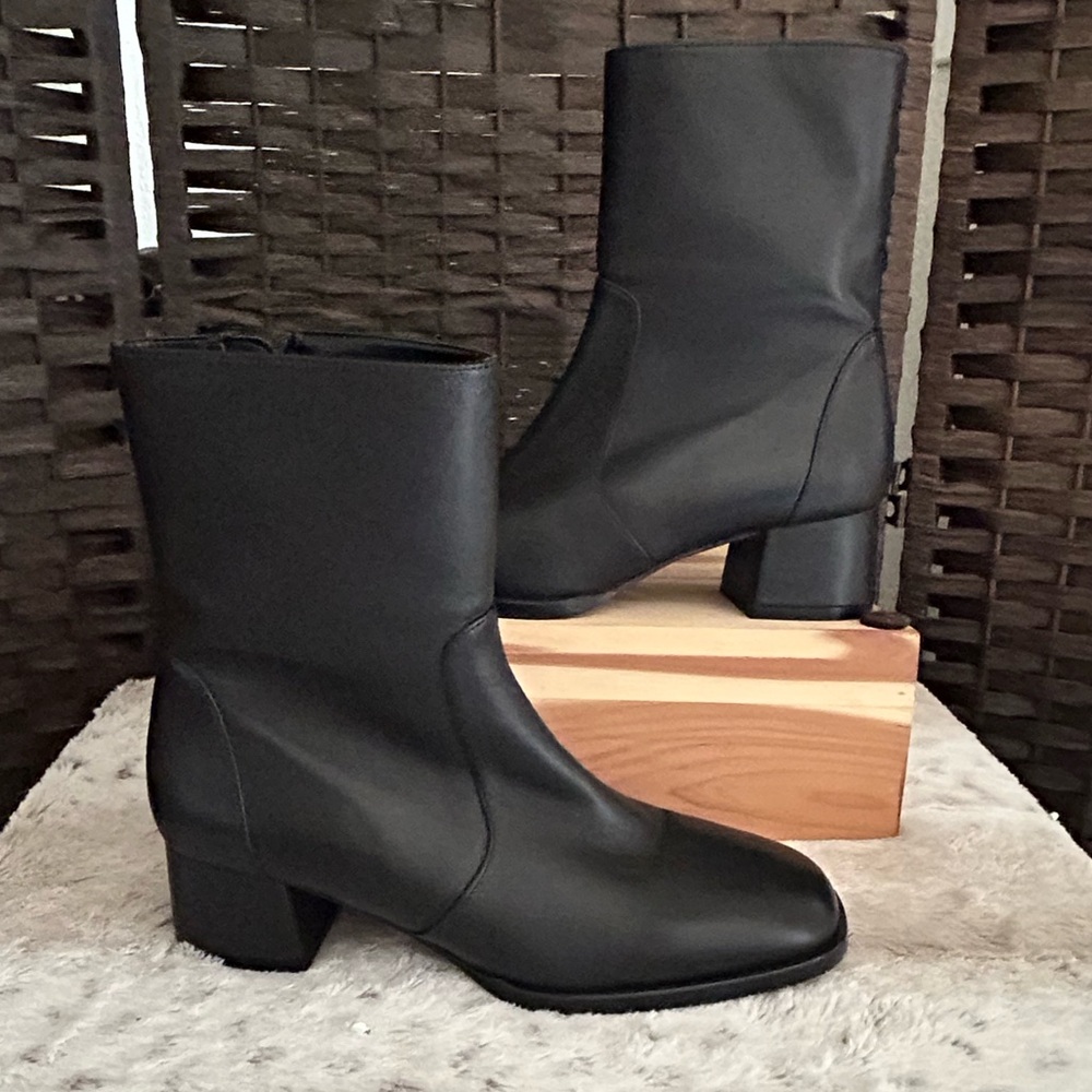 Stuart Weitzman Nola Zip Bootie 8B